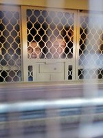 Dmitry Golik e Alexei Berchuk não desanimam no trem a caminho do centro de detenção preventiva de Blagoveshchensk