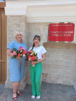 Svetlana e Olga, esposas de Kudinov e Zhigalov, perto do tribunal