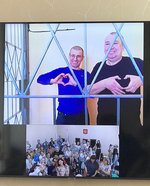 Sergey Zhigalov e Viktor Kudinov participam da audiência por videoconferência do centro de detenção preventiva