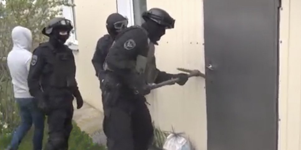 Foto: Le forze speciali sfondano la porta dell'appartamento dei credenti (Tomsk, 3 giugno 2018)
