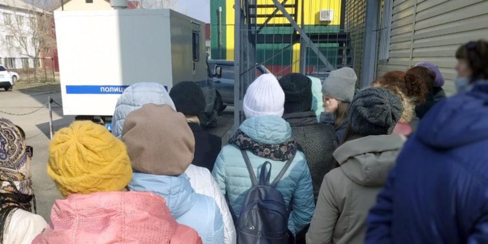 Foto: Anton Ostapenko está sendo levado para um centro de detenção preventiva em Sharypov (abril de 2019)
