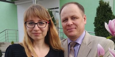 Foto: Anna y Aleksandr Solovyov antes del inicio del proceso penal
