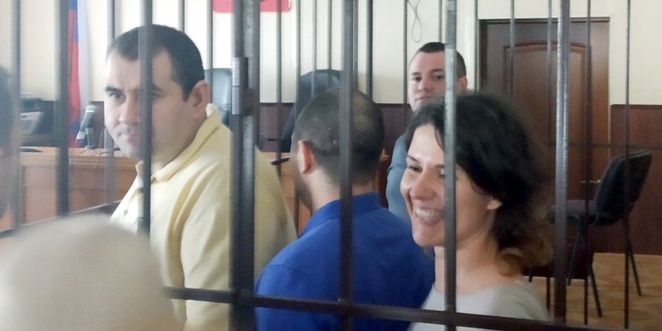 写真:法廷でのマラト・アブドゥルガリモフ、アルセン・アブドゥラエフ、アントン・デルガレフ、マリア・カルポワ(2019年7月) 