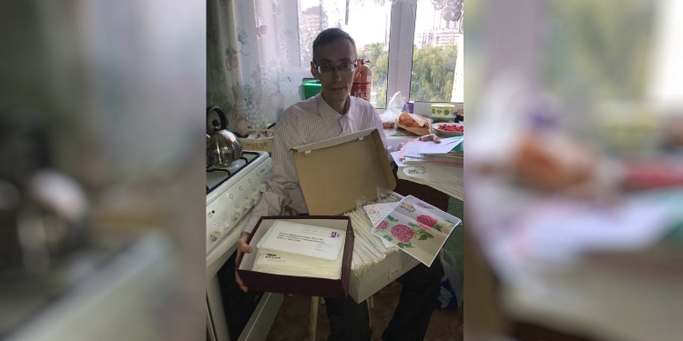 사진: 막심 칼투린(Maksim Khalturin)은 감옥에서 받은 편지를 소중히 간직하고 있다 