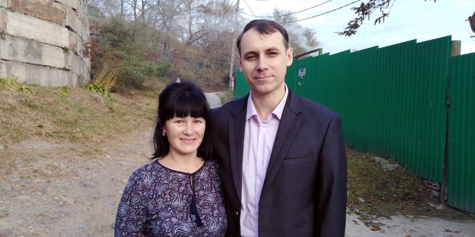 Foto: Dmitry Barmakin mit seiner Frau unmittelbar nach seiner Entlassung aus der Untersuchungshaftanstalt
