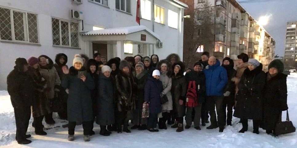 사진: 젤레노고르스크 주민들이 알렉산드르 카바노프에 대한 예방 조치 선출에 대한 청문회를 위해 법원에 왔습니다.
