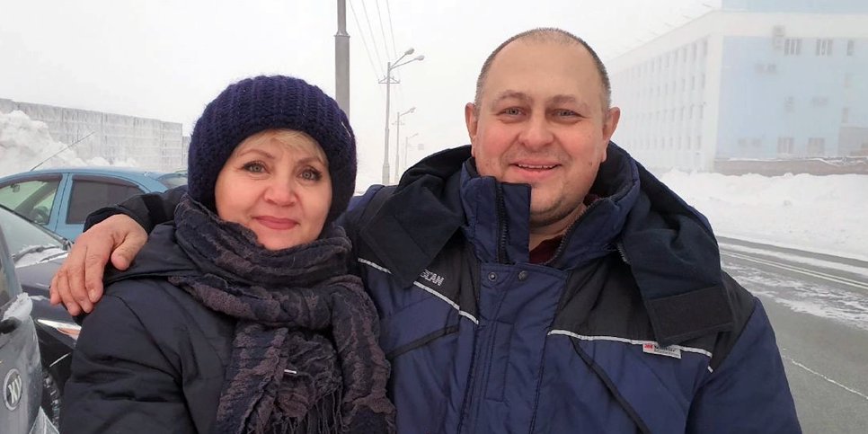 Foto: Alexander Polozov com sua esposa Svetlana após ser liberado do centro de detenção preventiva