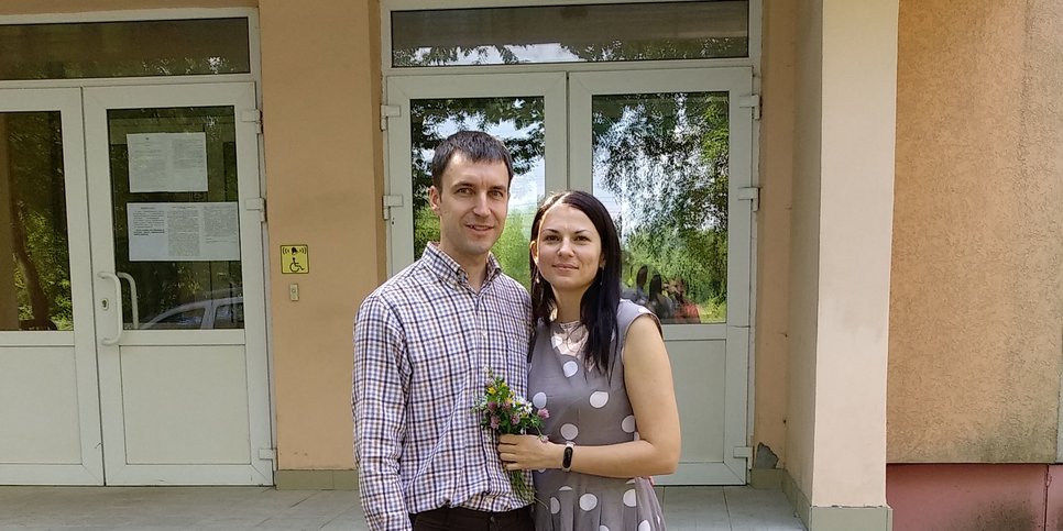 Foto: Evgeny Spirin com sua esposa antes do veredicto ser anunciado