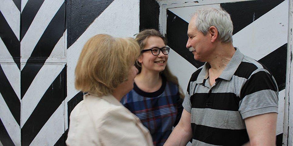 Na foto: A família encontra Gennadiy Shpakovsky na saída do centro de detenção provisória