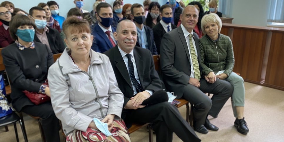照片中：娜塔莉亚和谢尔盖·布里特文、瓦迪姆和塔季扬娜·列夫丘克等待判决宣布。别列佐夫斯基。2020 年 9 月