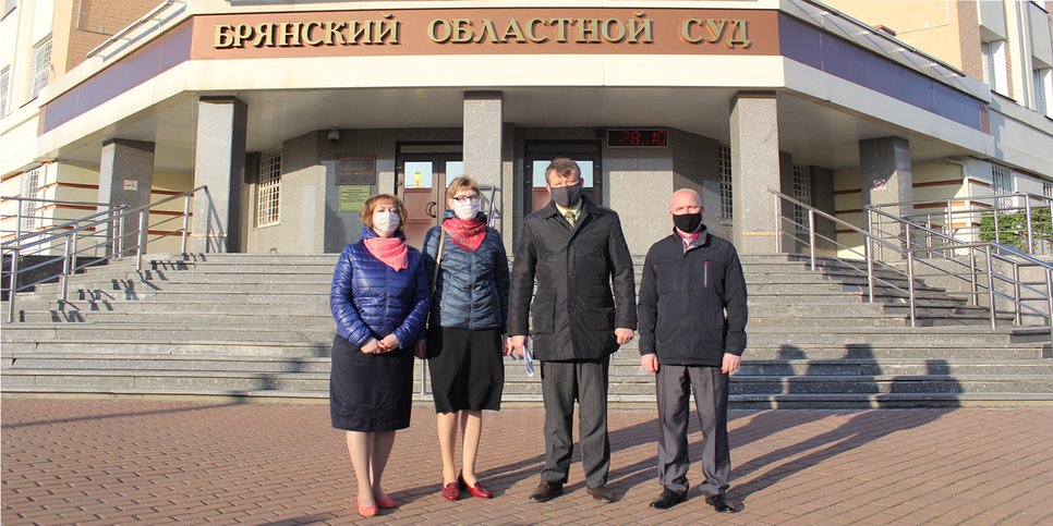 사진: 법정 회의 후 노보지브코프의 신자들. 브랸스크. 2020년 10월 28일