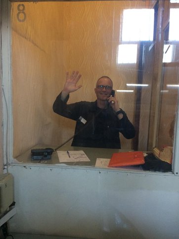 Dennis Christensen en una celda de la prisión para recibir visitas durante una reunión con un abogado. Lgov. septiembre 8, 2020