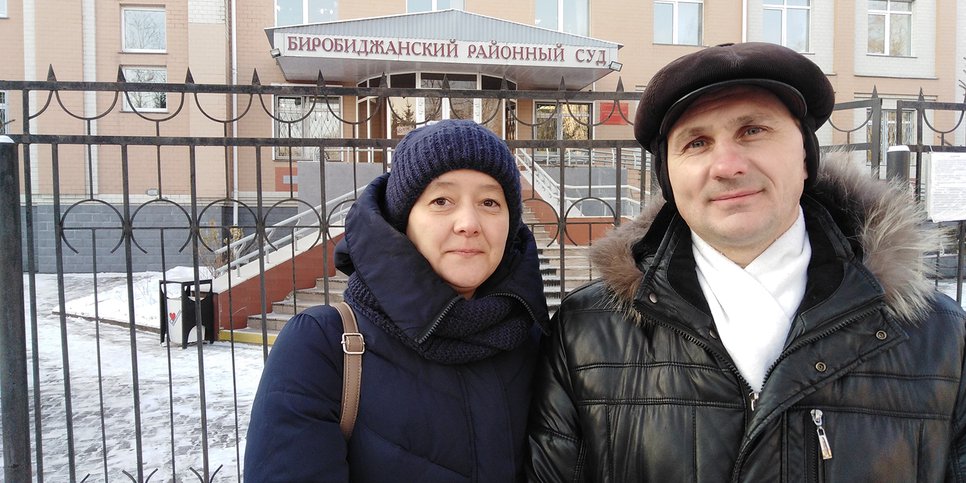 Nella foto: Evgeny Golik con la moglie. Birobidzhan, 20 gennaio 2021.