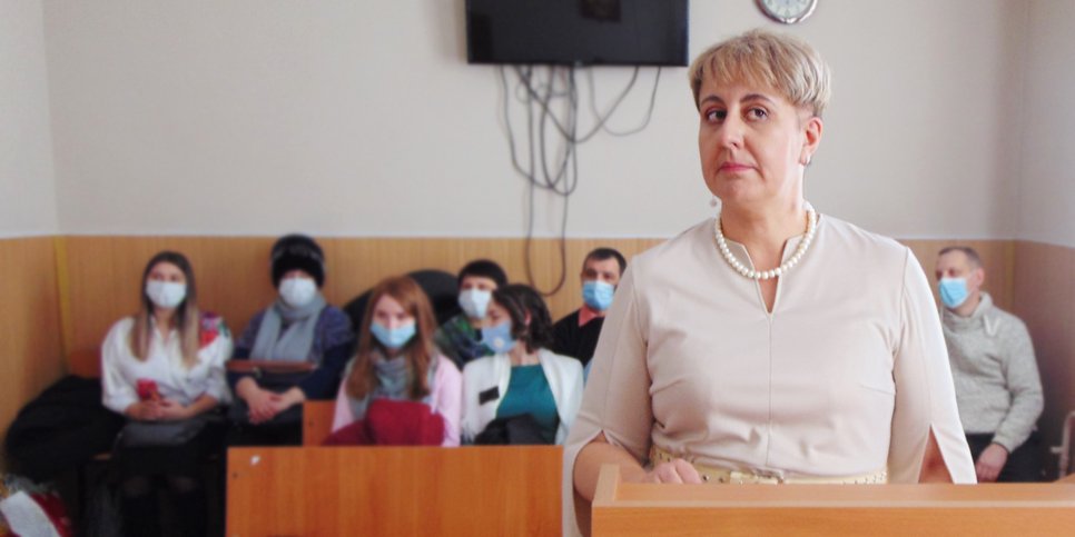 Anastasiya Sycheva in aula prima dell'annuncio del verdetto. Gennaio 2021.