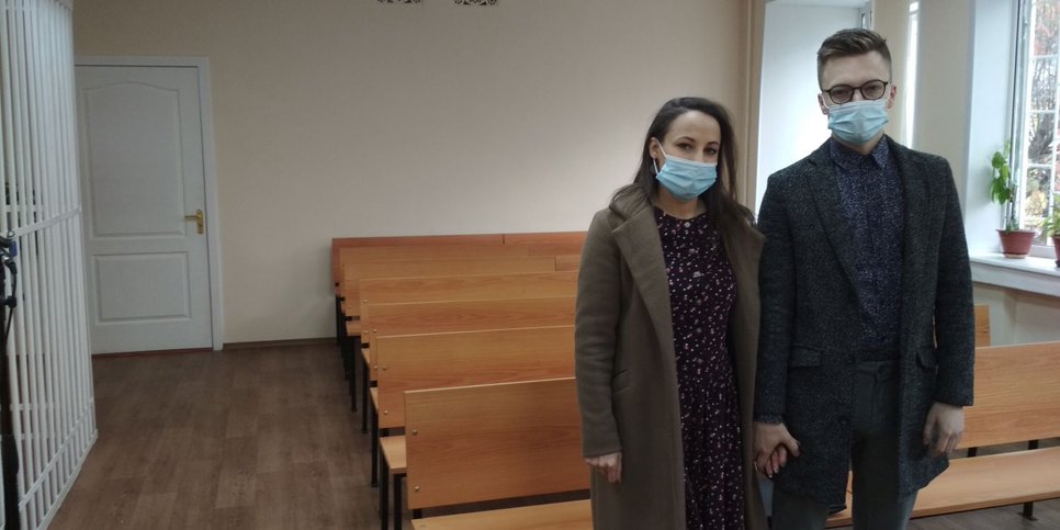 照片：瓦莱里娅和谢尔盖·雷曼在法庭上，2020年10月