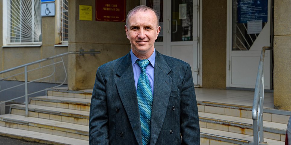 На фото: Александр Щербина около здания суда суда, Абинск, 5 апреля 2021 года