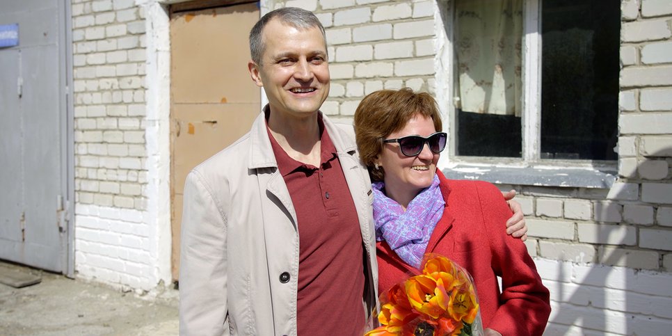 照片中：康斯坦丁·巴热诺夫和他的妻子，2021年5月5日