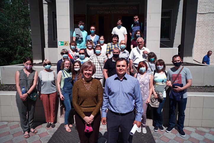 Rustam y Yulia Seidkuliev con amigos cerca del juzgado