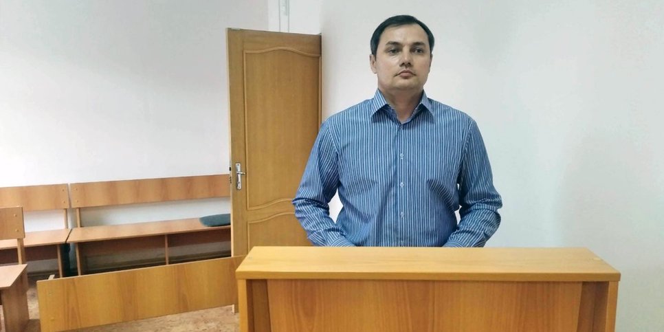 照片中：鲁斯塔姆·塞德库利耶夫在法庭上