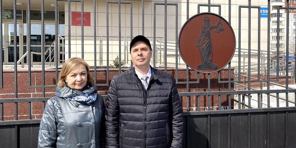 Vitaliy Popov con su esposa fuera del juzgado, Novosibirsk, abril de 2021