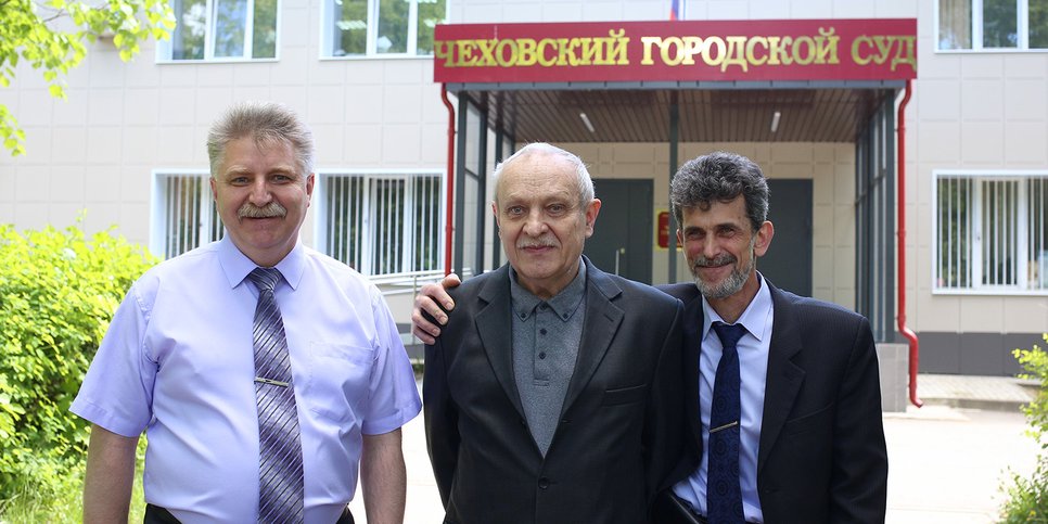 写真:2021年5月、チェーホフ市裁判所付近のヴィタリー・ニキフォロフ、ユーリー・クルチャコフ、コンスタンチン・ジェレプツォフ
