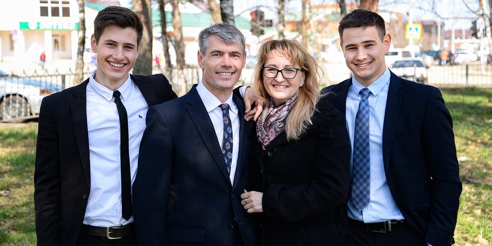 照片中：奥列格·丹尼洛夫（Oleg Danilov）和他的家人
