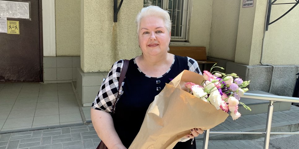 Olga Ganusha devant le palais de justice avant le prononcé de la sentence. Rostov-sur-le-Don. 13 juillet 2021