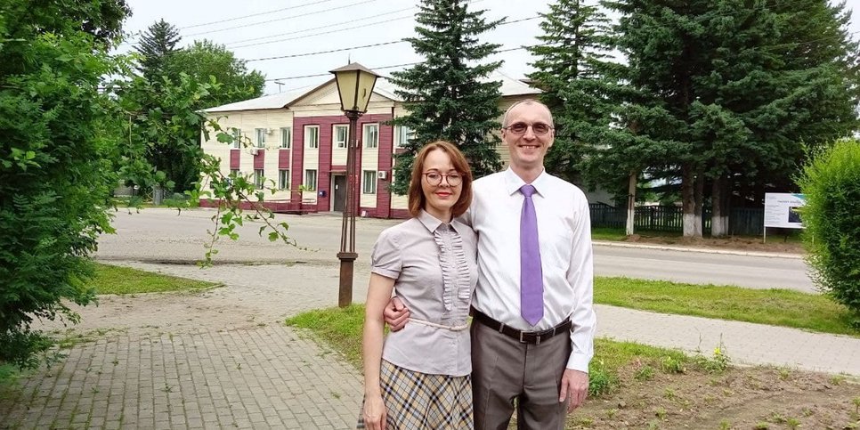 Константин Моисеенко с супругой, Маргаритой, возле суда