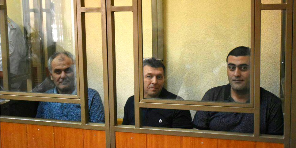 На фото: Вилен Аванесов, Александр Парков, Арсен Аванесов в зале суда, июль 2021 года