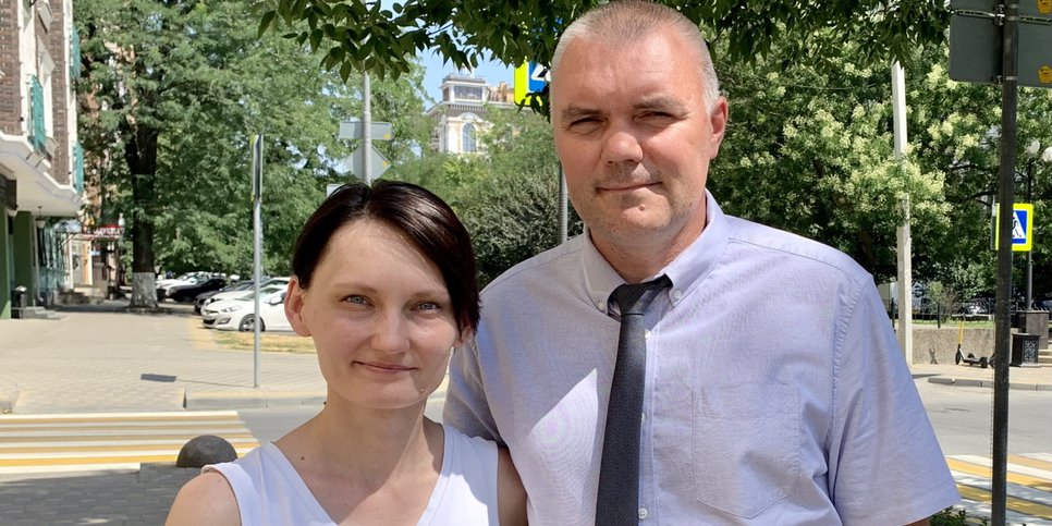 Andriy Okhrimchuk vaimonsa Ekaterinan kanssa tuomion julkistamispäivänä. Rostov-on-Don, 2021