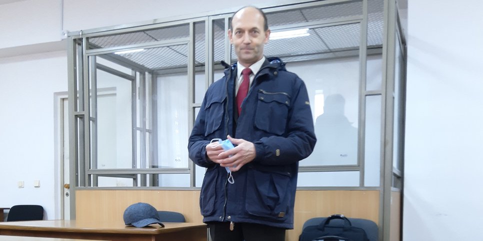 Sur la photo : Viktor Stashevskiy dans la salle d’audience