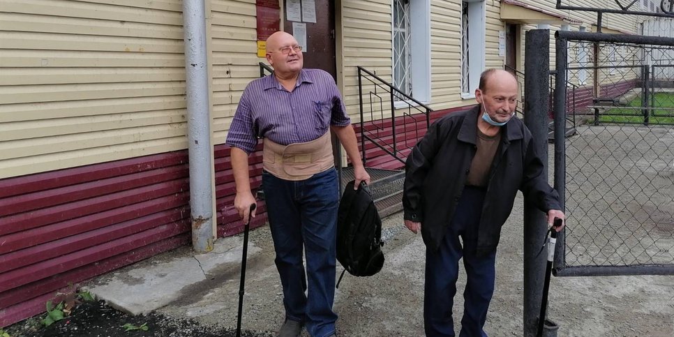 На фото: Верующие Анатолий Исаков и Александр Лубин, оба с II группой инвалидности, покидают СИЗО. Город Курган, август 2021