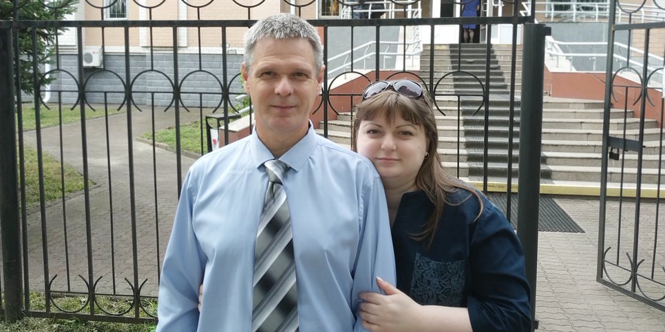 На фото Андрей Губин с женой в день вынесения приговора, Биробиджан.