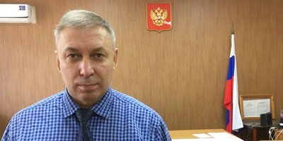 照片中:伊戈尔·施密特(Igor Schmidt)在宣判当天