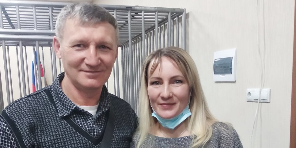照片中：阿纳斯塔西娅·古泽娃（Anastasia Guzeva）与丈夫在上诉当天