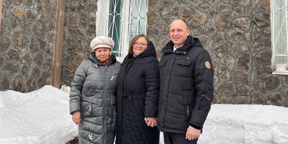 Na foto (da esquerda para a direita): Vera Zolotova, Snezhana e Konstantin Bazhenov