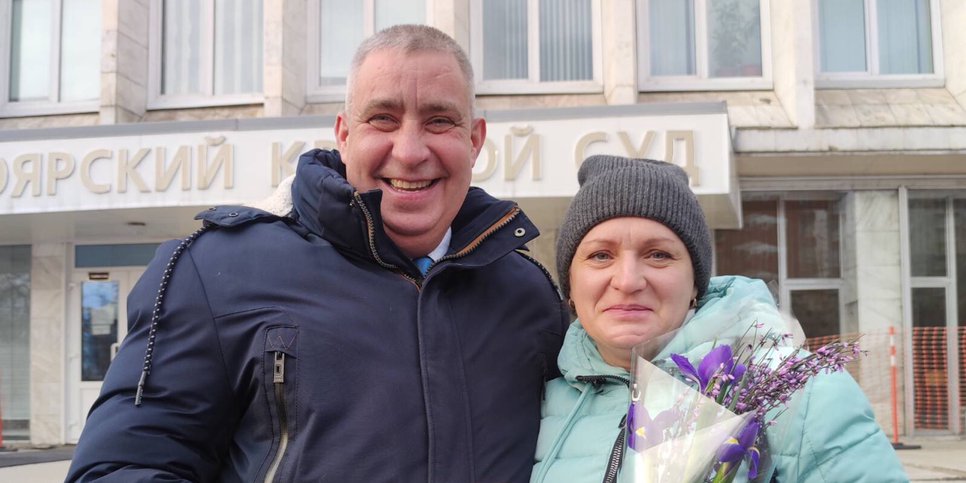 Vitaliy Sukhov avec sa femme après l’audience d’appel (mars 2022)