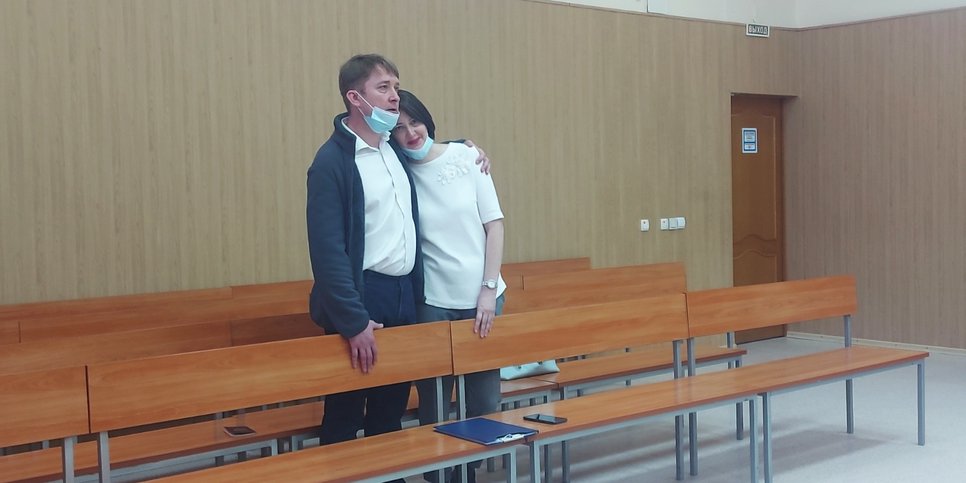 照片中：谢尔盖·别洛乌索夫（Sergey Belousov）与妻子在判决当天