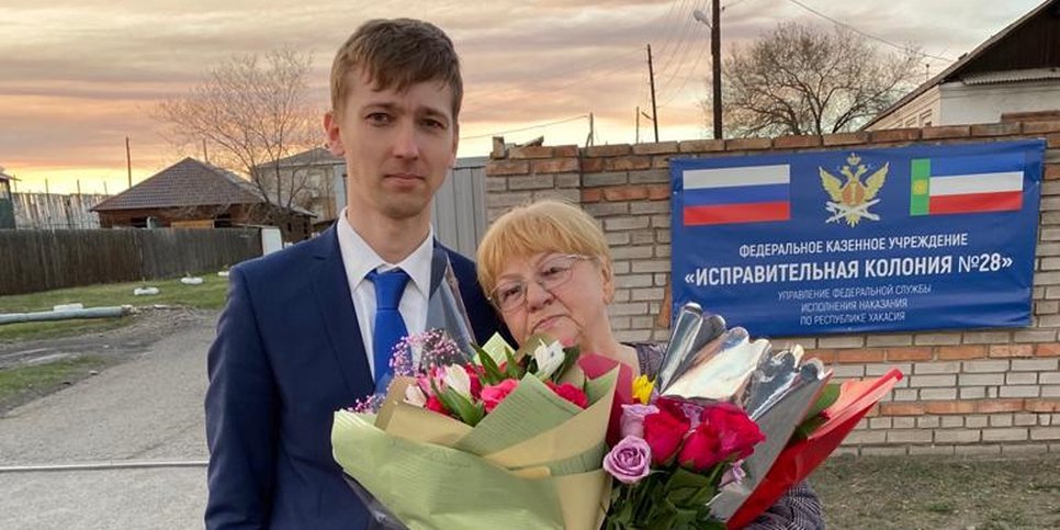 Valentina Baranovskaya mit ihrem Anwalt Artur Ganin unmittelbar nach ihrer Freilassung. Mai 2022