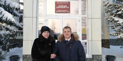 Andrey e Victoria Sazonov vicino all&rsquo;edificio del tribunale della città di Urai