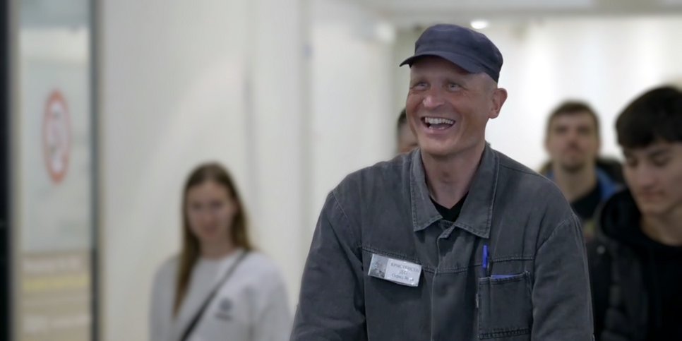 Dennis Christensen no aeroporto de Copenhague após ser libertado da prisão