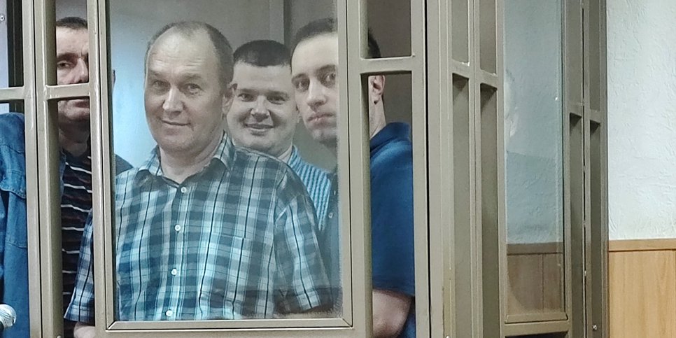 Quatre des six condamnés (Evgueni Razoïmov, Vladimir Popov, Alexeï Dyadkine et Nikita Moïseïev) le jour de l’annonce du verdict