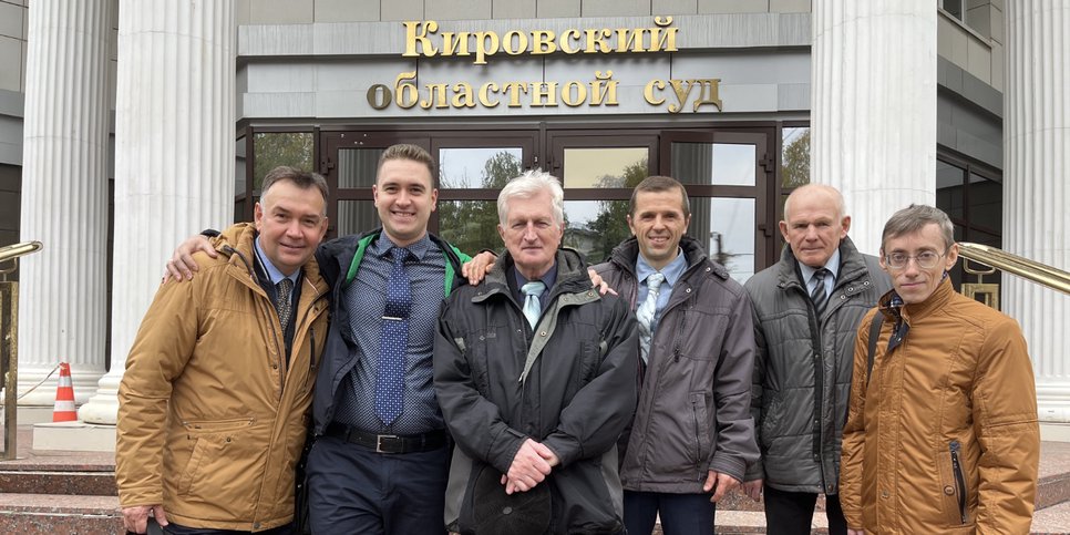 Sur la photo : Andrzej Oniszczuk, Andrey Suvorkov, Vladimir Korobeynikov, Evgeny Suvorkov, Vladimir Vasilyev et Maxim Khalturin