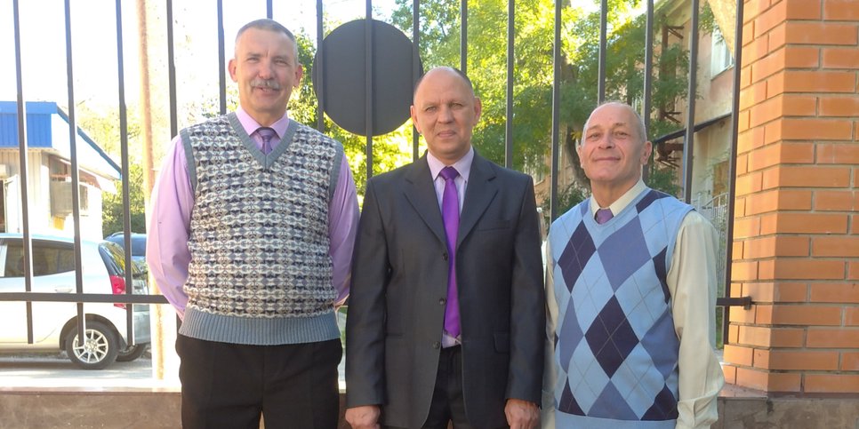 弗拉基米尔·坂田、叶夫根尼·朱可夫和弗拉基米尔·马拉迪卡在宣判前在法院外（2022年10月6日）