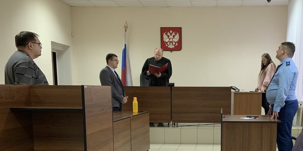 Il tribunale annuncia il verdetto a Viktor Shayapov (secondo da sinistra). Novembre 8, 2022