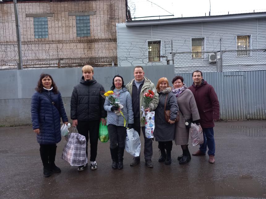 Stepanov Nikolay with his wife Alla, son Vyacheslav and friends against the background of SIZO-2 in Vologda after their release on November 10, 2022