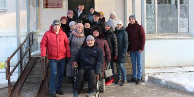 Друзья и знакомые пришли поддержать Андрея Перминова и его жену в день суда.