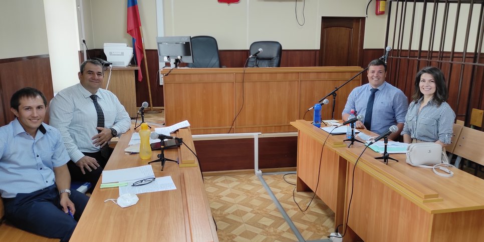 На фото слева направо: Марат Абдулгалимов, Арсен Абдуллаев, Антон Дергалев и Мария Карпова в зале судебного заседания. 21 сентября 2020 г.