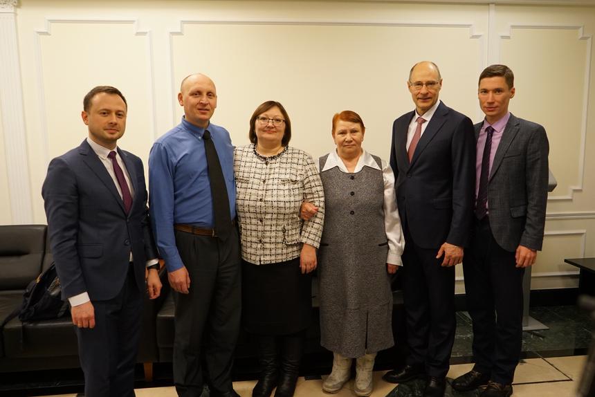 左からヴィクトル・シピロフ(弁護士)、コンスタンチン・バジェノフ、スネジャナ・バジェノフ、ヴェラ・ゾロトワ、ヴィクトル・ジェンコフ(弁護士)、マキシム・ノヴァコフ(弁護士)