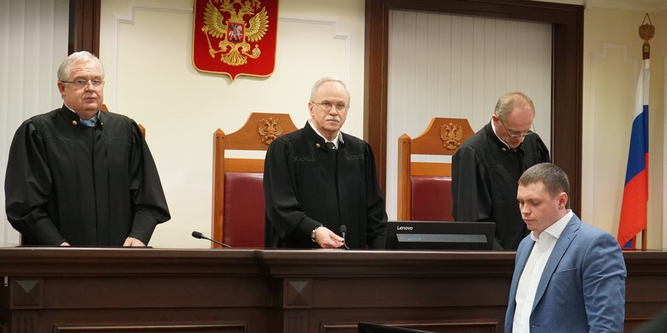 Los jueces del Tribunal Supremo de Rusia Aleksey Shamov, Sergey Zelenin y Vasiliy Zykin tras el anuncio de la sentencia en el caso de los testigos de Jehová de Kamchatka (diciembre de 2022)